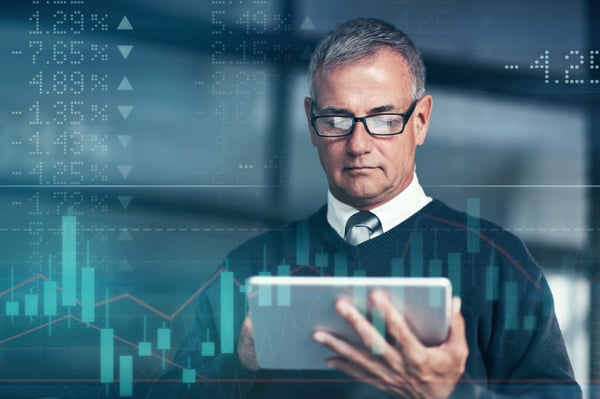 Hombre de negocios mayor mirando una tableta de ordenador